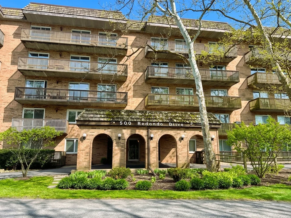Unit for sale at 500 Redondo Drive, Downers Grove, IL 60516