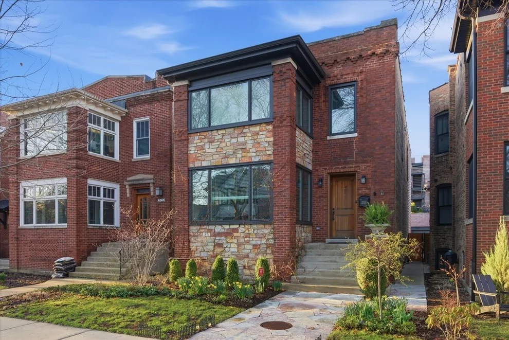 Unit for sale at 2733 W Agatite Avenue, Chicago, IL 60625