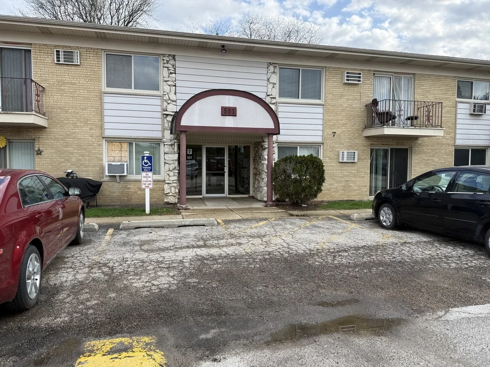 Unit for sale at 501 Carlysle Drive, Clarendon Hills, IL 60514