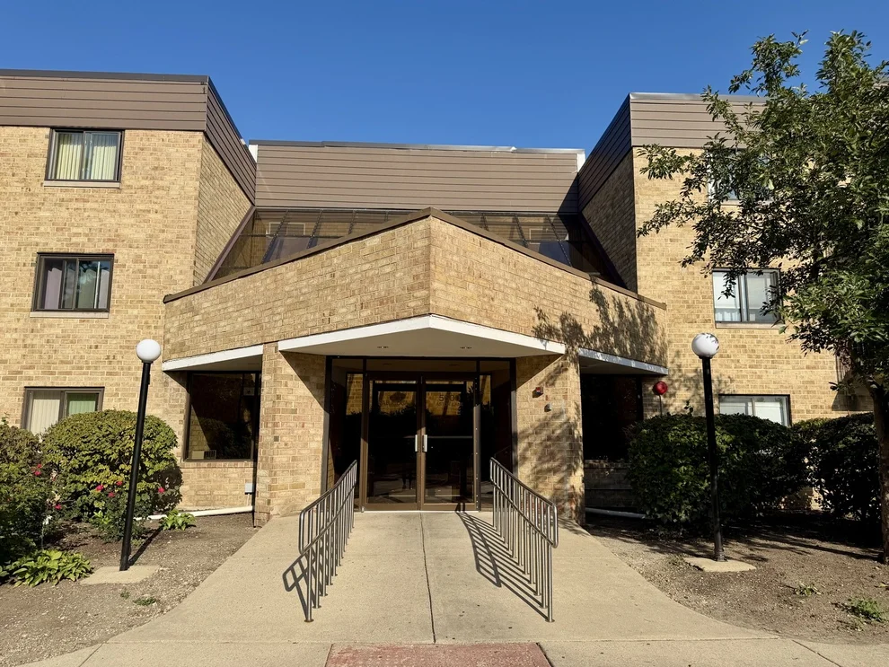 Unit for sale at 5600 N Astor Lane, Rolling Meadows, IL 60008