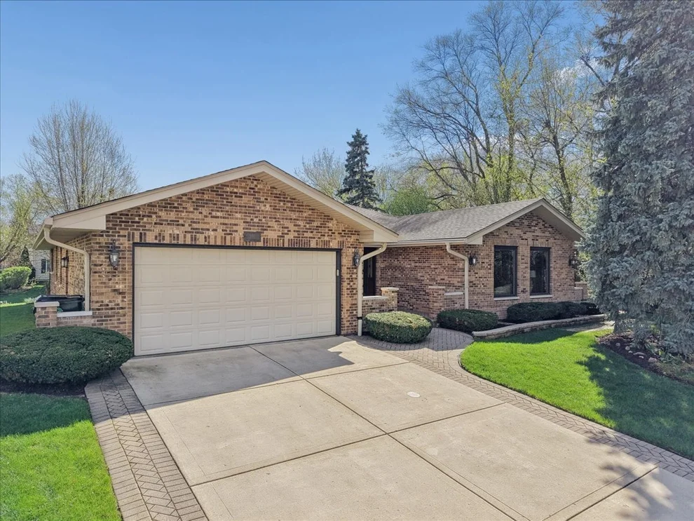 Unit for sale at 897 W Kelly Ann Drive, Palatine, IL 60067