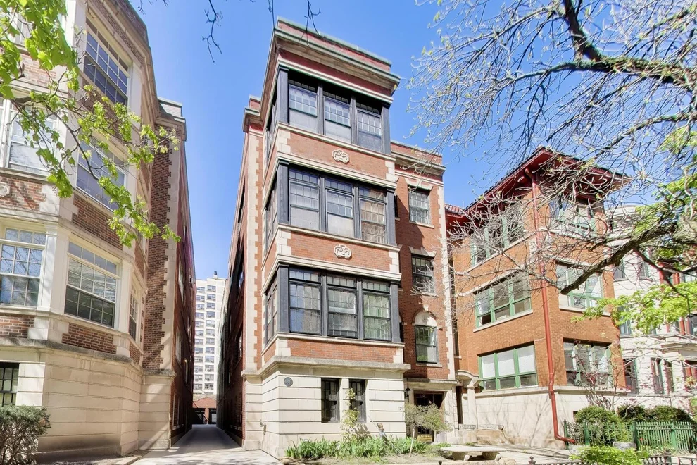 Unit for sale at 440 W Oakdale Avenue, Chicago, IL 60657