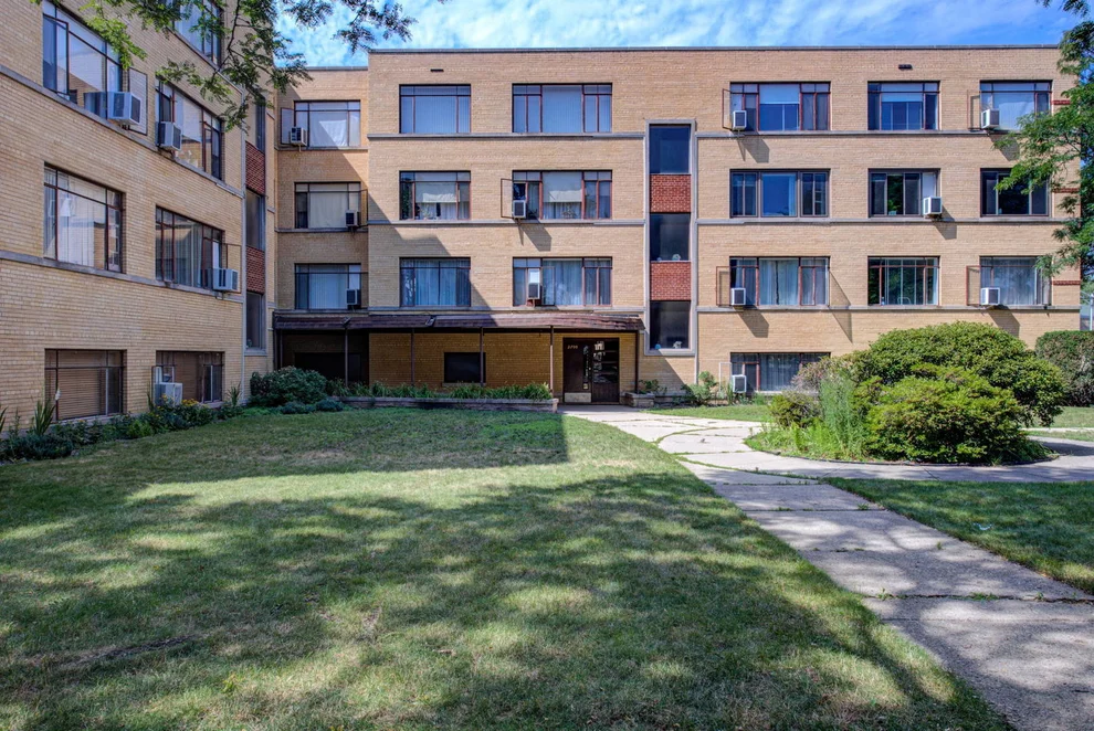 Unit for sale at 2710 W Summerdale Avenue, Chicago, IL 60625