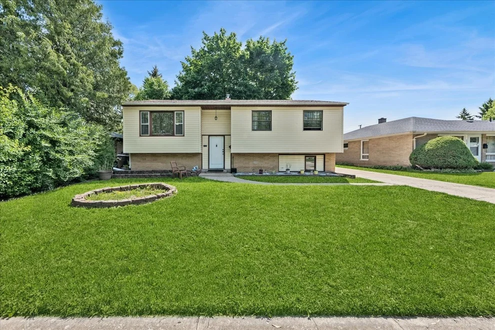 Unit for sale at 2325 Yeoman Street, Waukegan, IL 60087