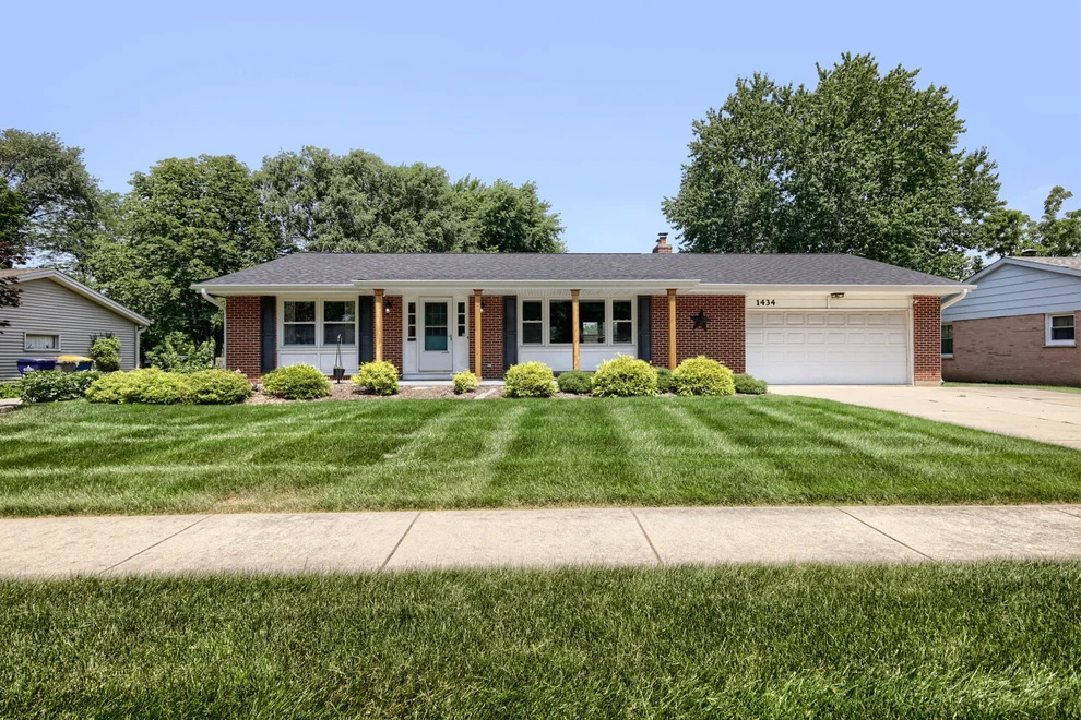 Unit for sale at 1434 Maple Lane, Elgin, IL 60123