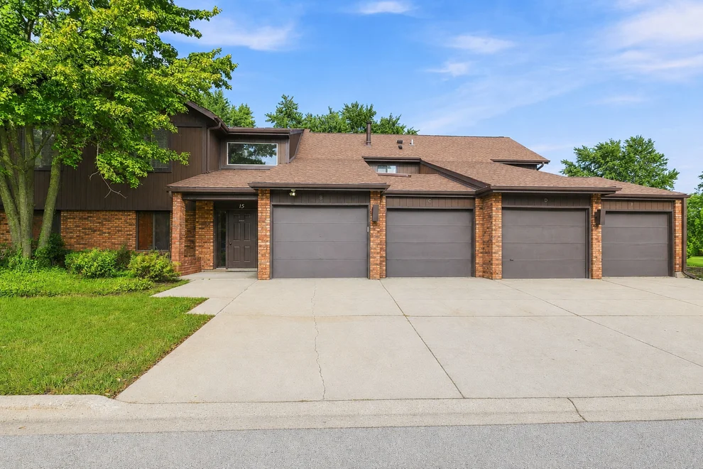 Unit for sale at 15 Creekside Circle, Elgin, IL 60123