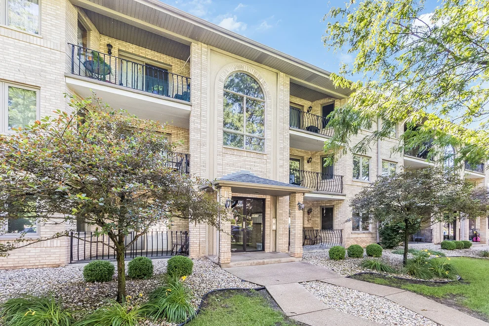 Unit for sale at 8805 S 79th Avenue, Hickory Hills, IL 60457