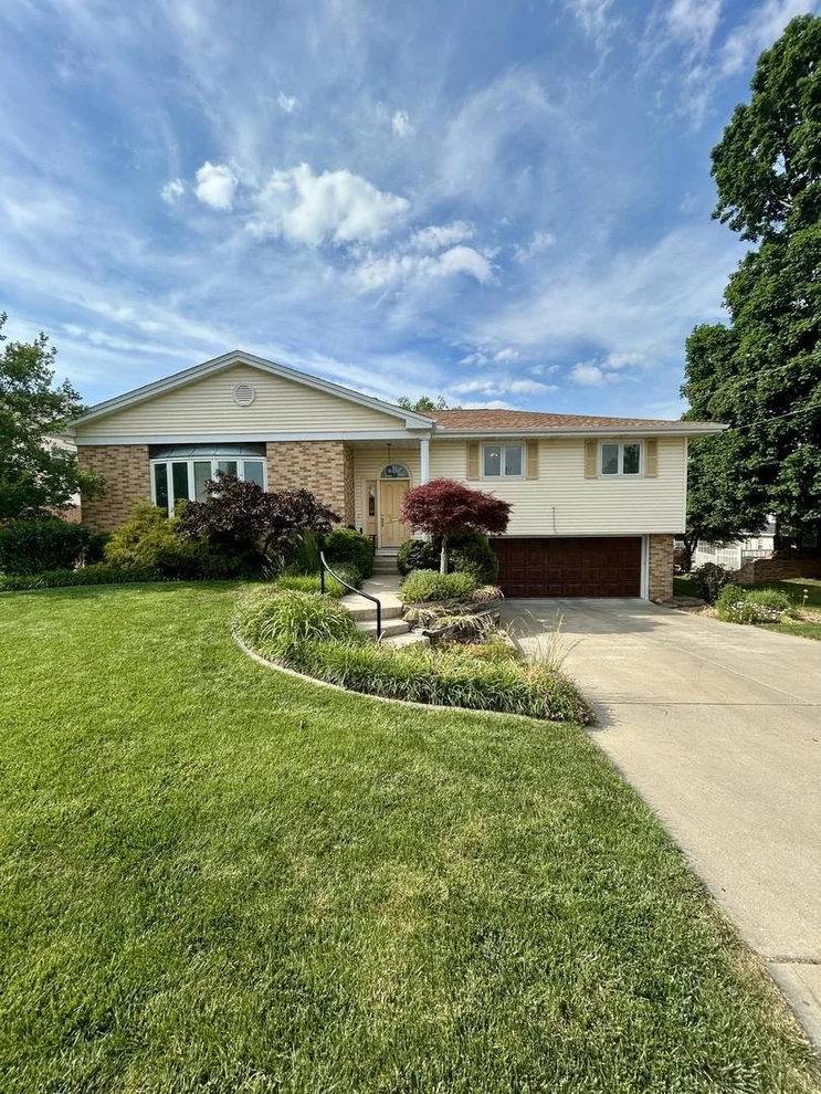 Unit for sale at 672 W Karen Drive, Decatur, IL 62526
