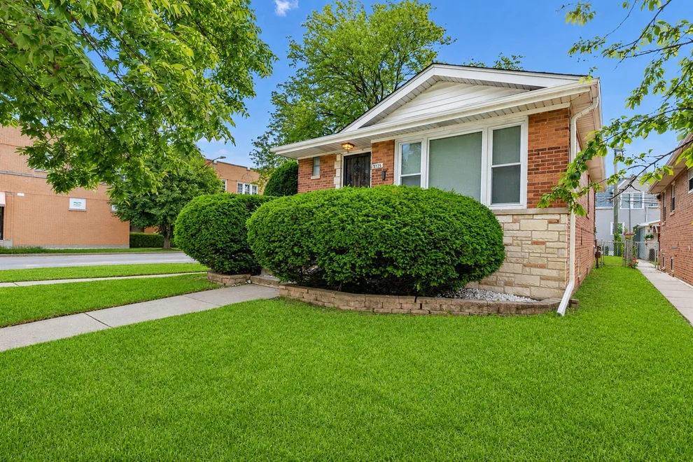 Unit for sale at 3225 N Narragansett Avenue, Chicago, IL 60634