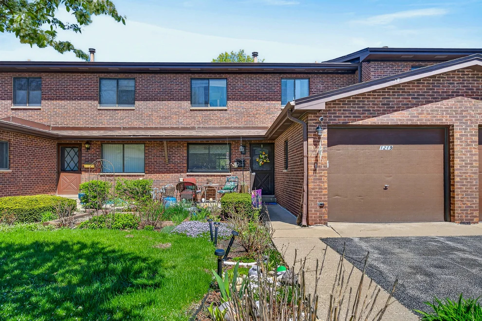 Unit for sale at 1219 Hunters Lane, Lake Zurich, IL 60047