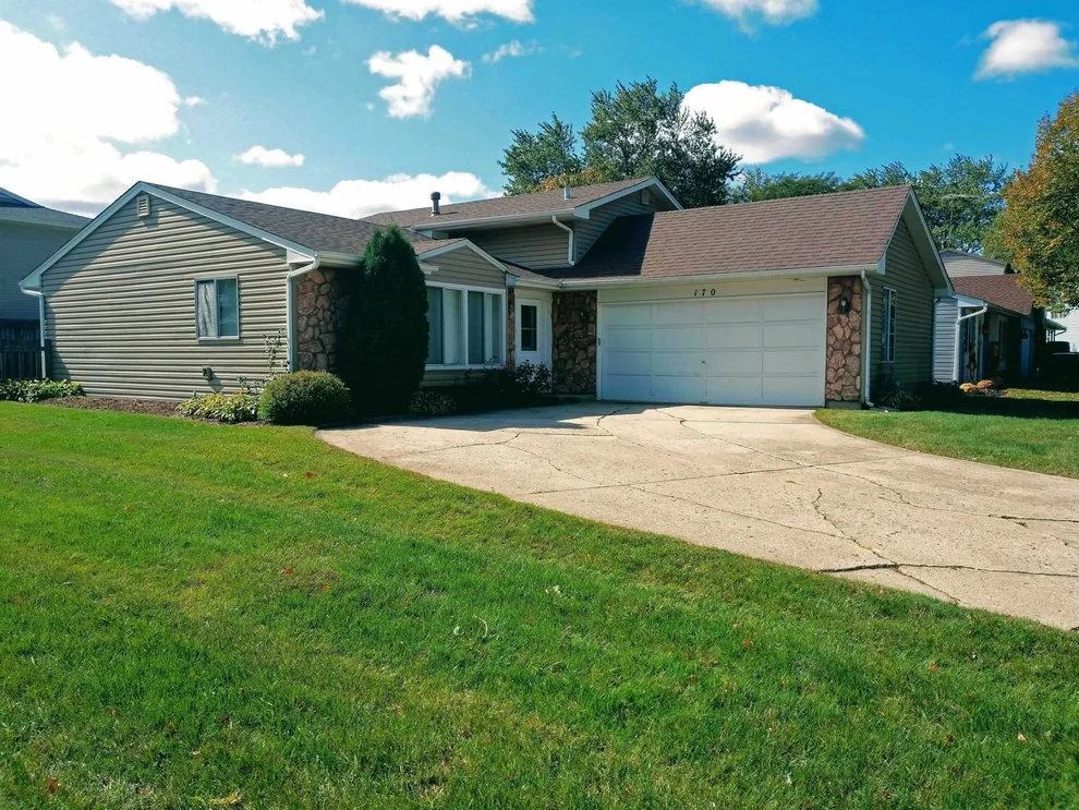 Unit for sale at 170 Briarwood Court, Elgin, IL 60120