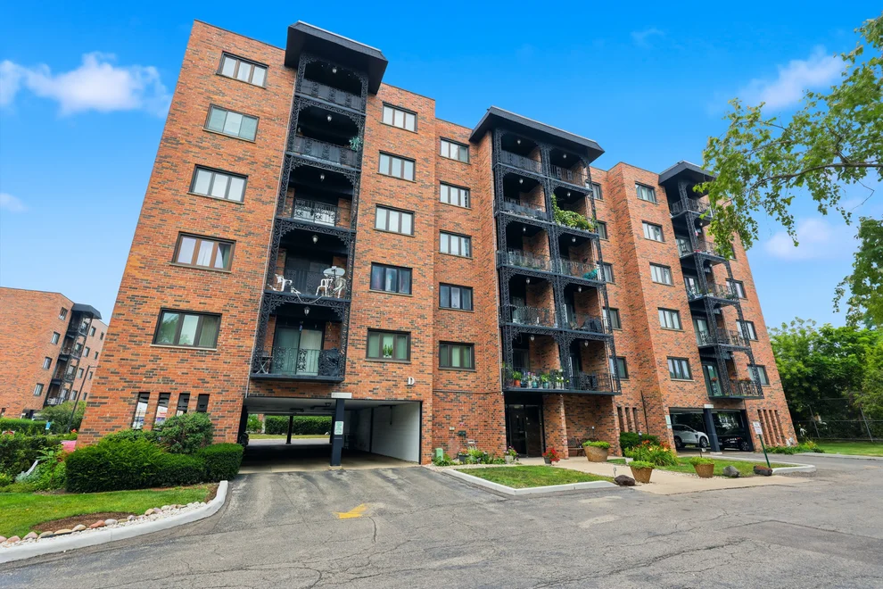 Unit for sale at 9332 Landings Lane, Des Plaines, IL 60016
