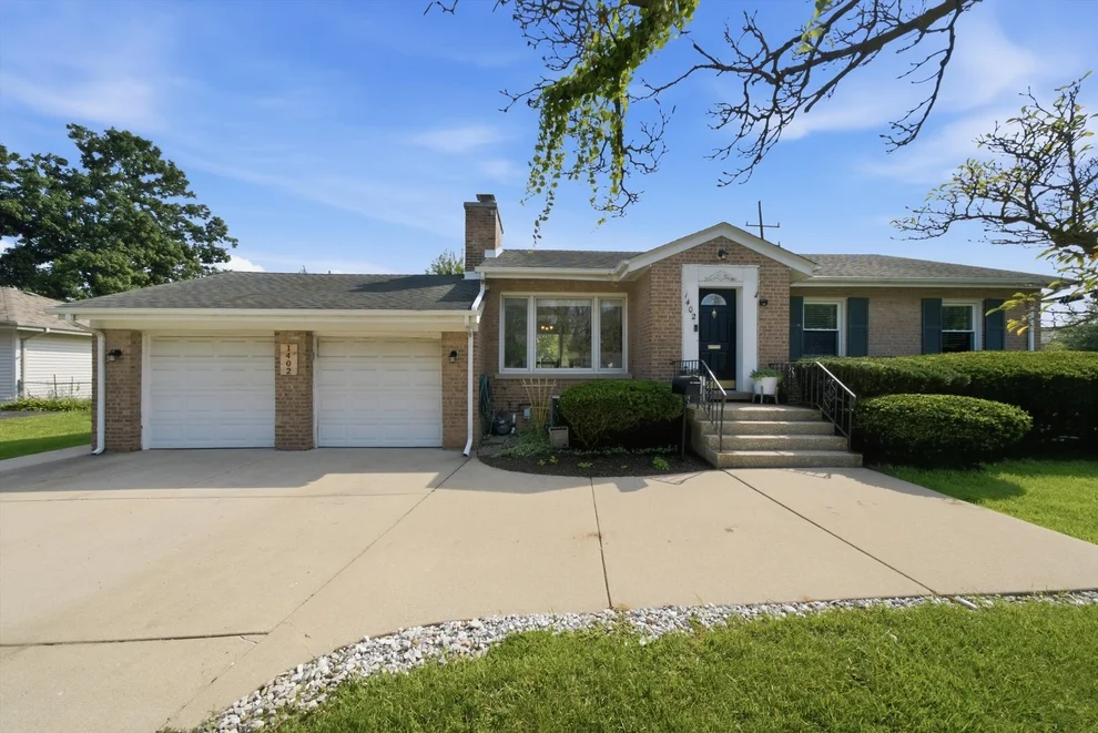 Unit for sale at 1402 E Evergreen Street, Wheaton, IL 60187