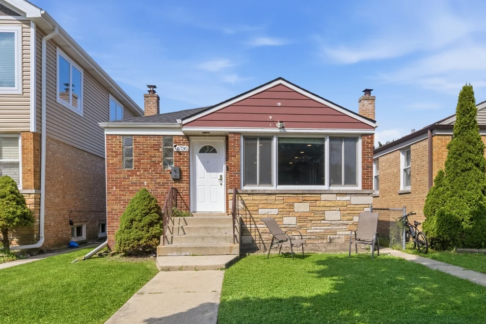 Unit for sale at 6730 N Whipple Street, Chicago, IL 60645