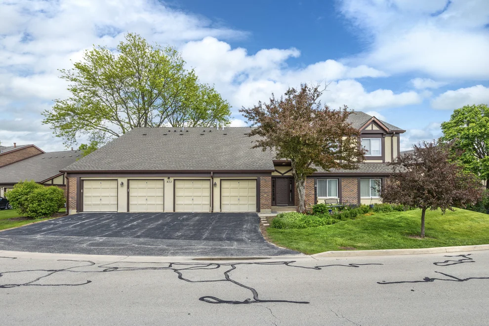 Unit for sale at 423 Ramblewood Drive, Glen Ellyn, IL 60137