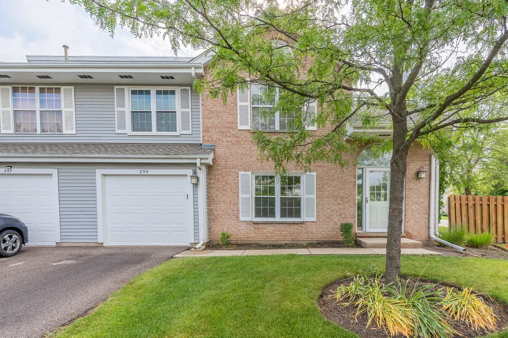Unit for sale at 255 Cumberland Court, Gurnee, IL 60031