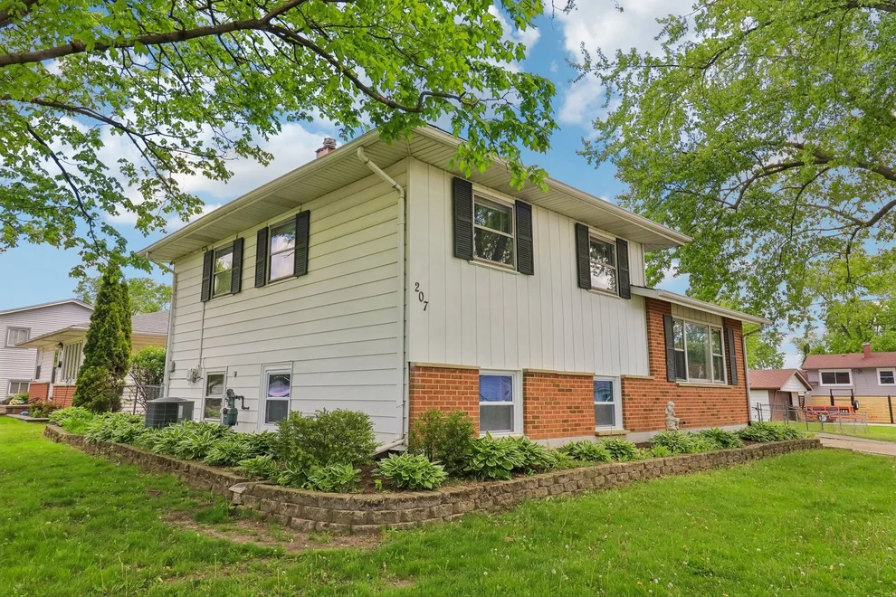 Unit for sale at 207 N Idlewild Avenue, Mundelein, IL 60060