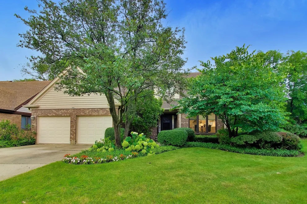 Unit for sale at 905 Villas Court, Highland Park, IL 60035