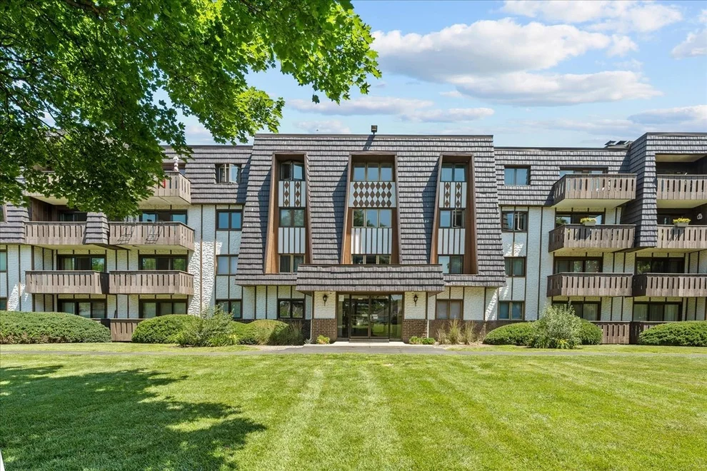 Unit for sale at 13000 W Heiden Circle, Lake Bluff, IL 60044