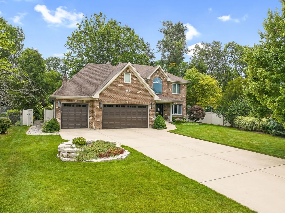 Unit for sale at 331 Brookside Circle, Wheaton, IL 60187