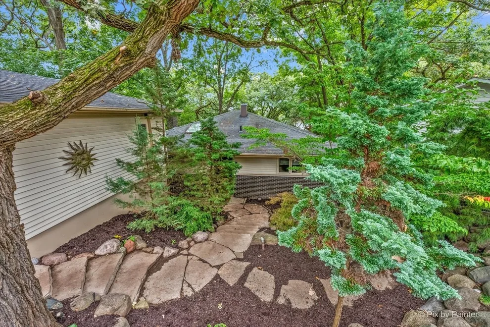 Unit for sale at 208 N Shore Drive, Oakwood Hills, IL 60013