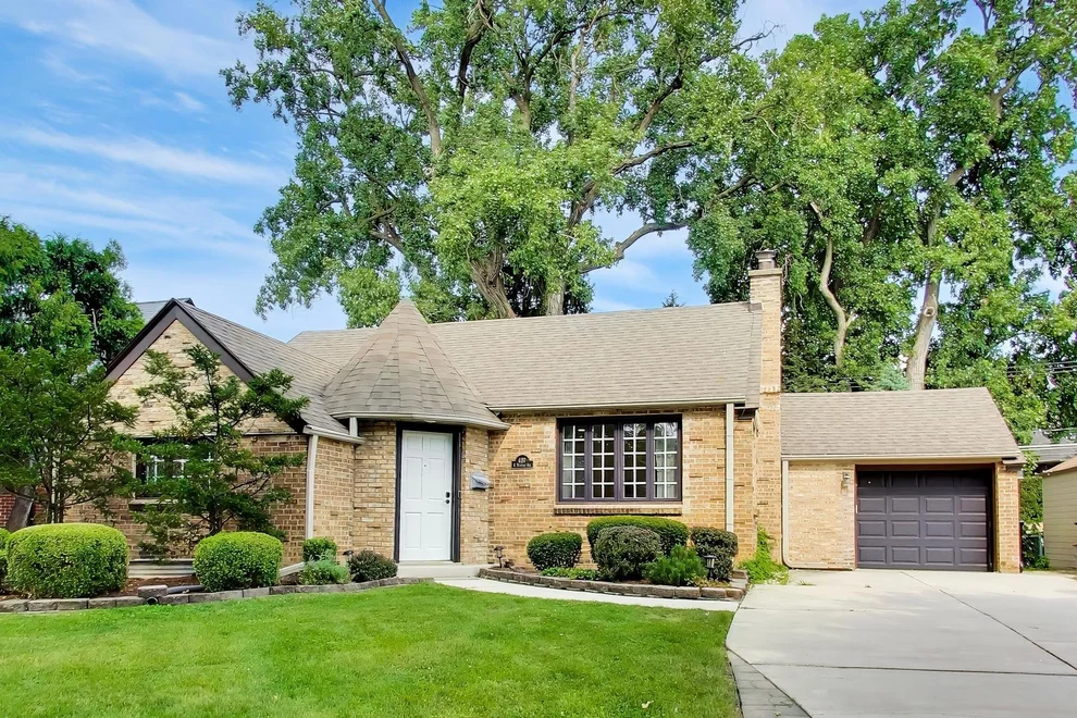 Unit for sale at 427 S Western Avenue, Park Ridge, IL 60068