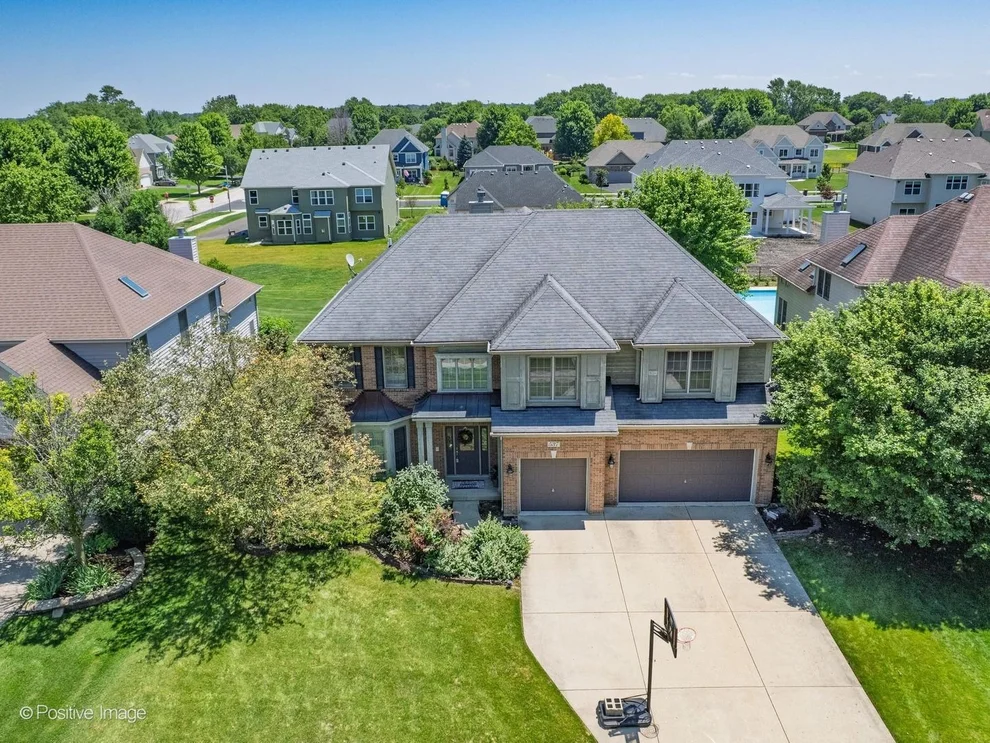 Unit for sale at 537 N Sycamore Lane, North Aurora, IL 60542