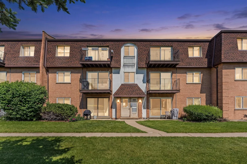 Unit for sale at 9480 Bay Colony Drive, Des Plaines, IL 60016