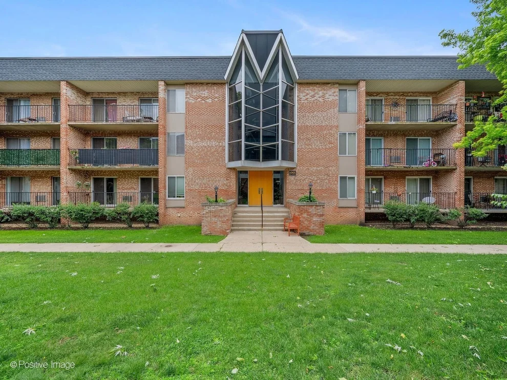 Unit for sale at 1001 N Mill Street, Naperville, IL 60563