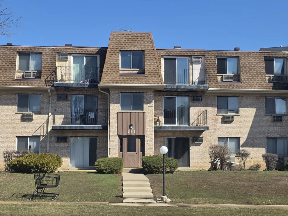 Unit for sale at 212 Shorewood Drive, Glendale Heights, IL 60139