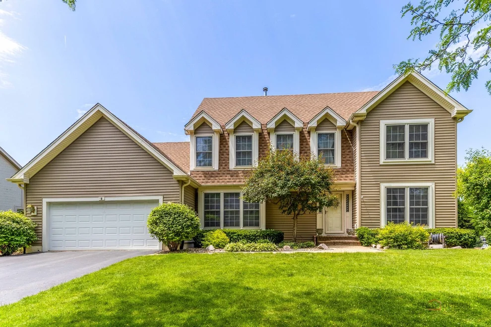 Unit for sale at 8 N Old Creek Road, Vernon Hills, IL 60061