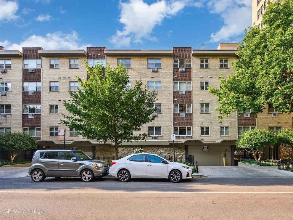 Unit for sale at 420 W Aldine Avenue, Chicago, IL 60657