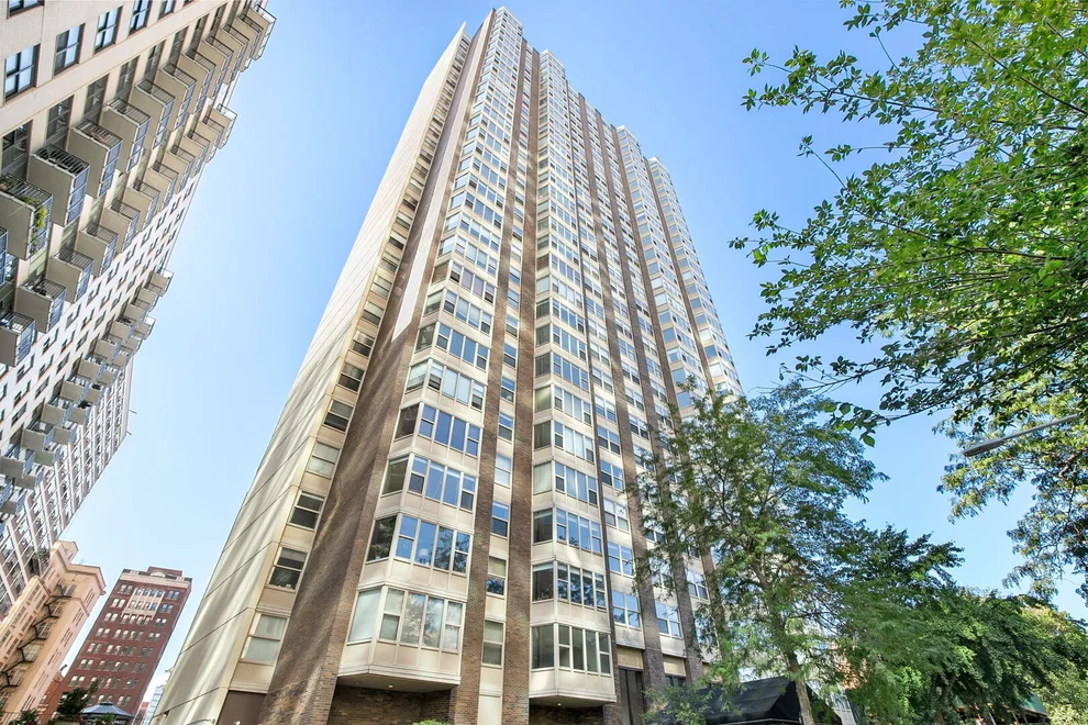 Unit for sale at 525 W Hawthorne Place, Chicago, IL 60657