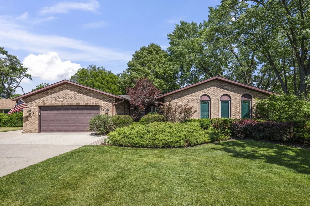 Unit for sale at 907 N Quentin Road, Palatine, IL 60067