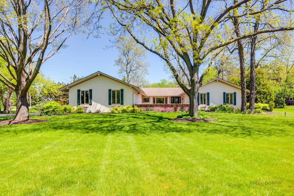 Unit for sale at 2 Acorn Drive, Hawthorn Woods, IL 60047