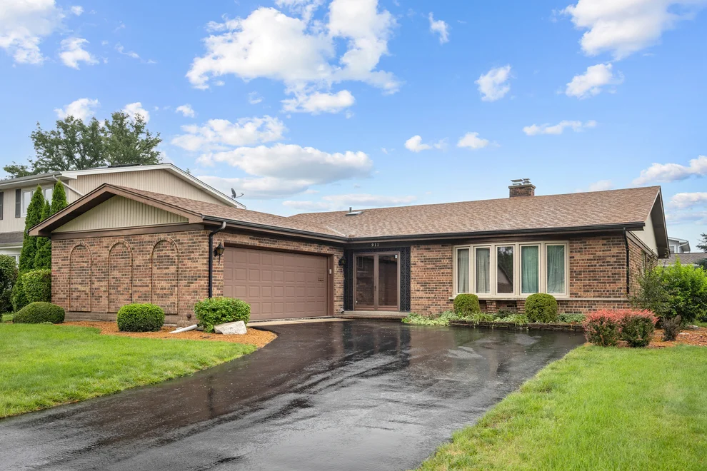 Unit for sale at 911 W Willow Lane, Mount Prospect, IL 60056