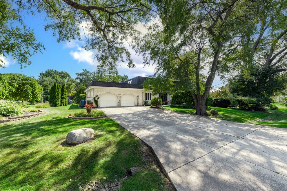 Unit for sale at 21W325 Sunnyside Drive, Itasca, IL 60143