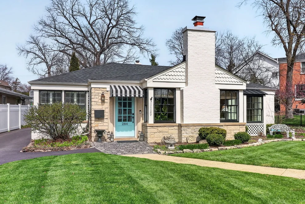 Unit for sale at 284 Chesterfield Avenue, Glen Ellyn, IL 60137