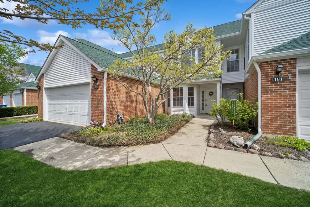 Unit for sale at 103 Meadowbrook Lane, Lake Bluff, IL 60044