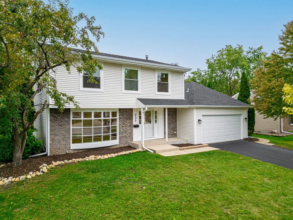 Unit for sale at 731 Country Lane N, Roselle, IL 60172