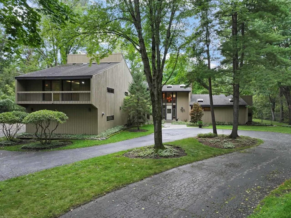 Unit for sale at 560 Thornmeadow Road, Riverwoods, IL 60015