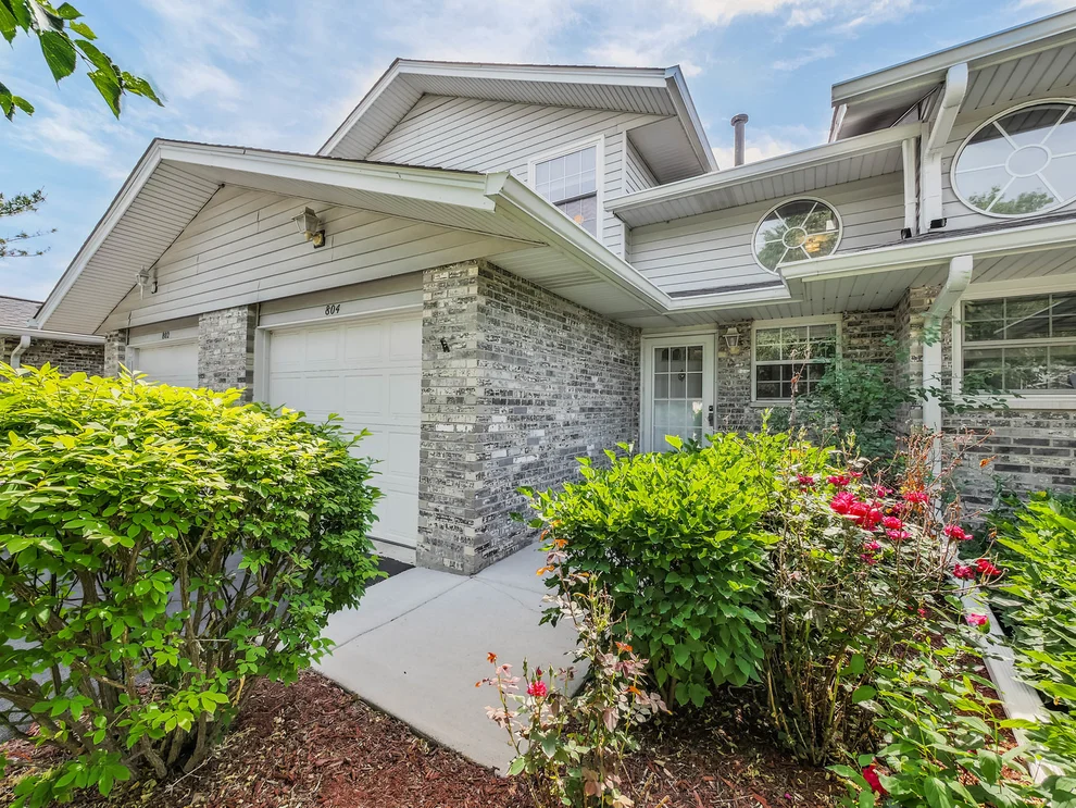 Unit for sale at 804 N Tamarac Boulevard, Addison, IL 60101