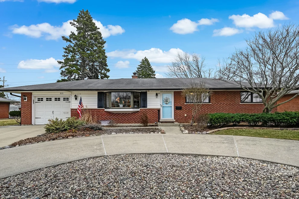 Unit for sale at 571 Dara James Road, Des Plaines, IL 60016