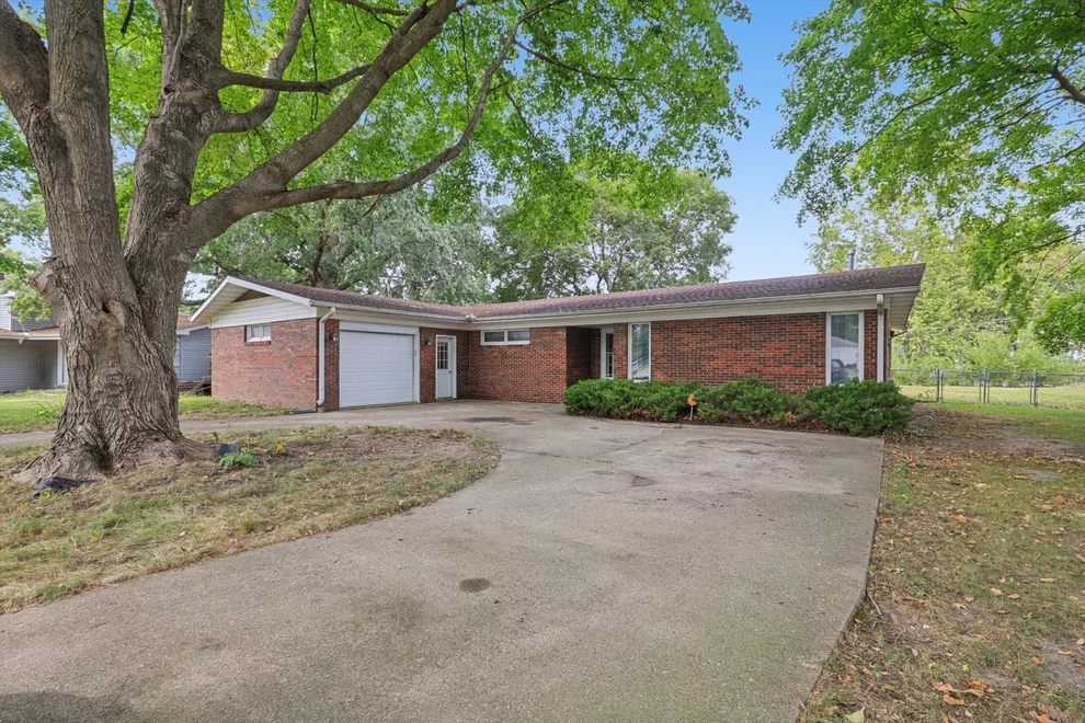Unit for sale at 209 Matteson Drive, Villa Grove, IL 61956