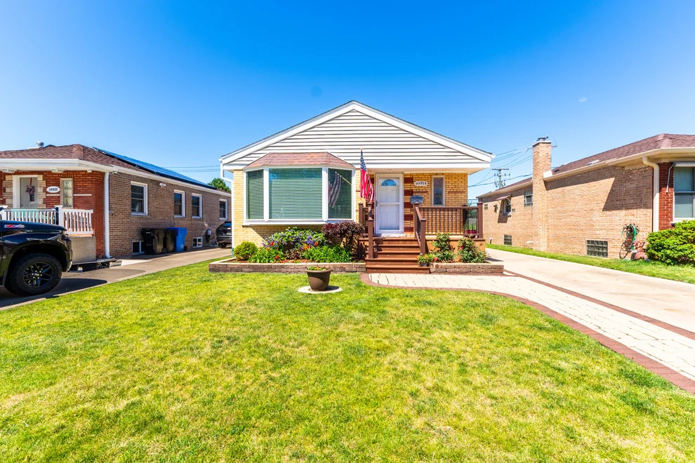 Unit for sale at 10318 S Avers Avenue, Chicago, IL 60655