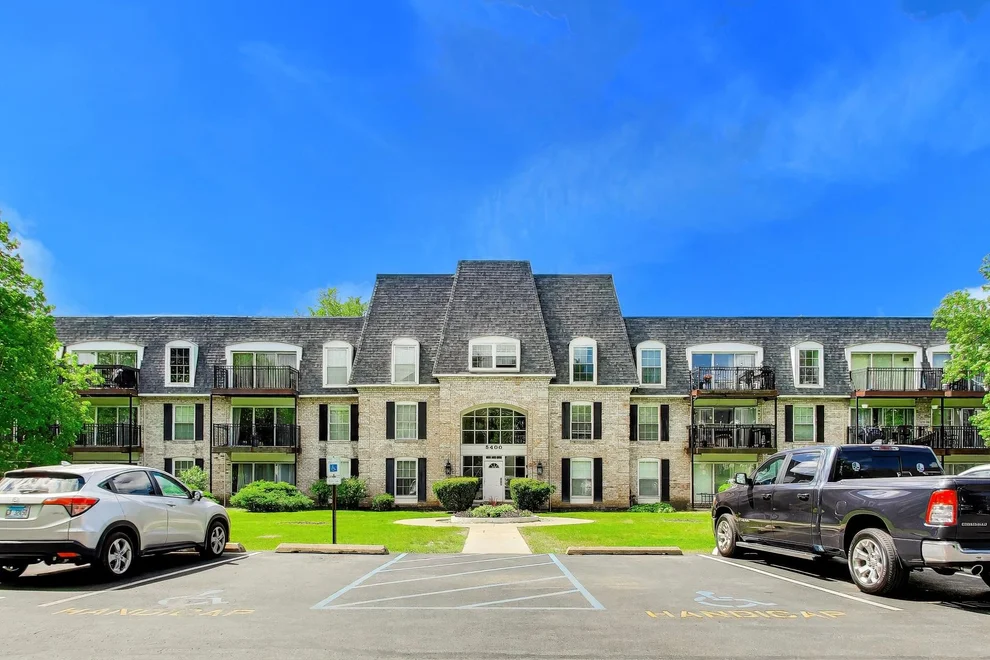 Unit for sale at 5400 Carriageway Drive, Rolling Meadows, IL 60008