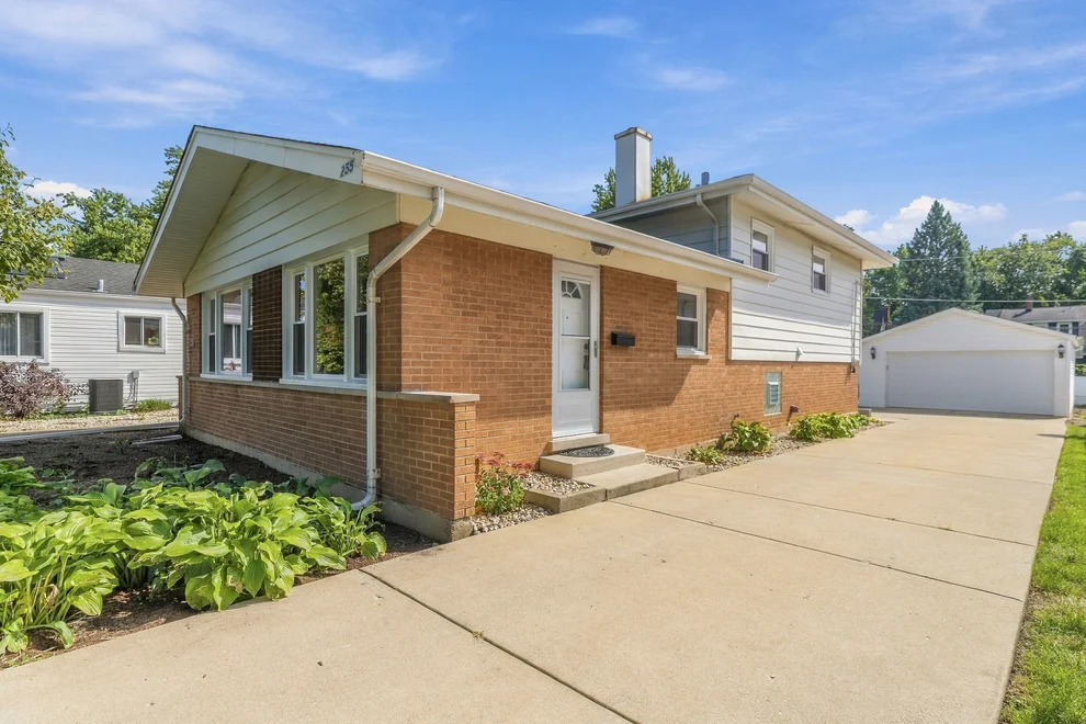 Unit for sale at 255 E Parkside Avenue, Lombard, IL 60148