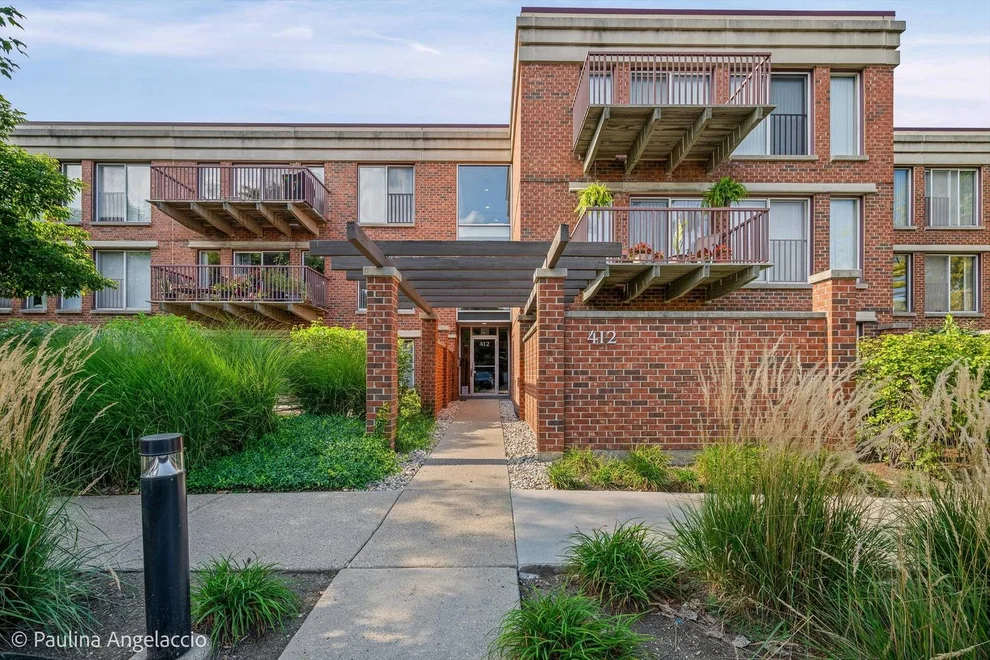 Unit for sale at 412 Kelburn Road, Deerfield, IL 60015