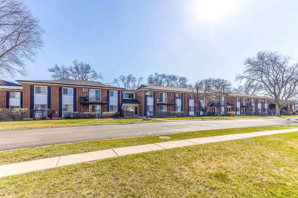 Unit for sale at 2407 E Brandenberry Court, Arlington Heights, IL 60004