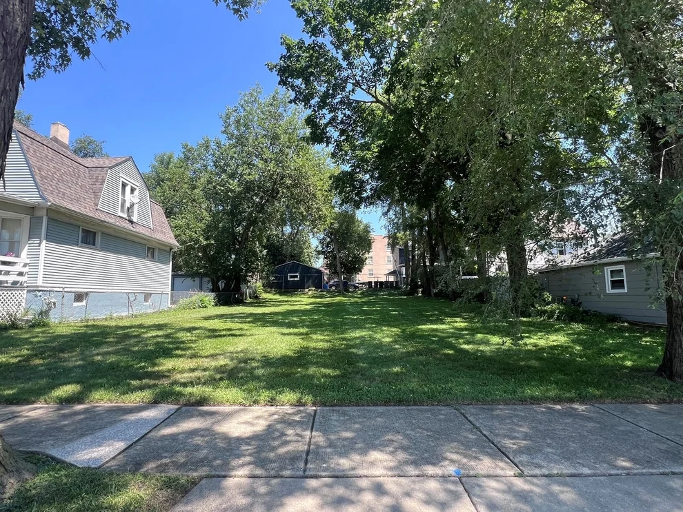 Unit for sale at 407 Brook Street, Elgin, IL 60120